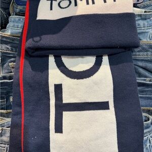SOLD 💵NWT Tommy Hilfiger Navy Scarf and Hat